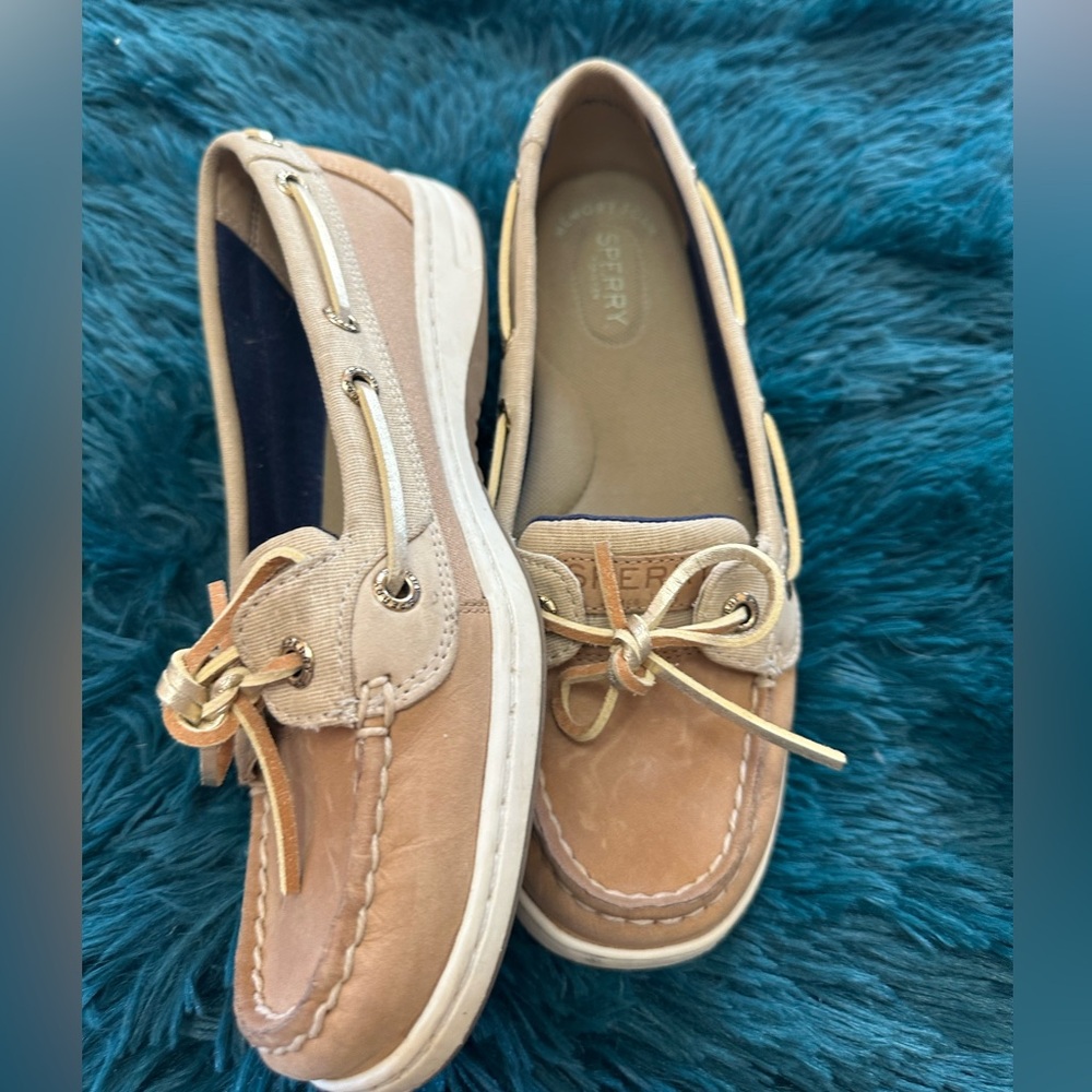 Excellent Condition Sperry Top-Slider Bluefish tan shoes. Worn only twice.